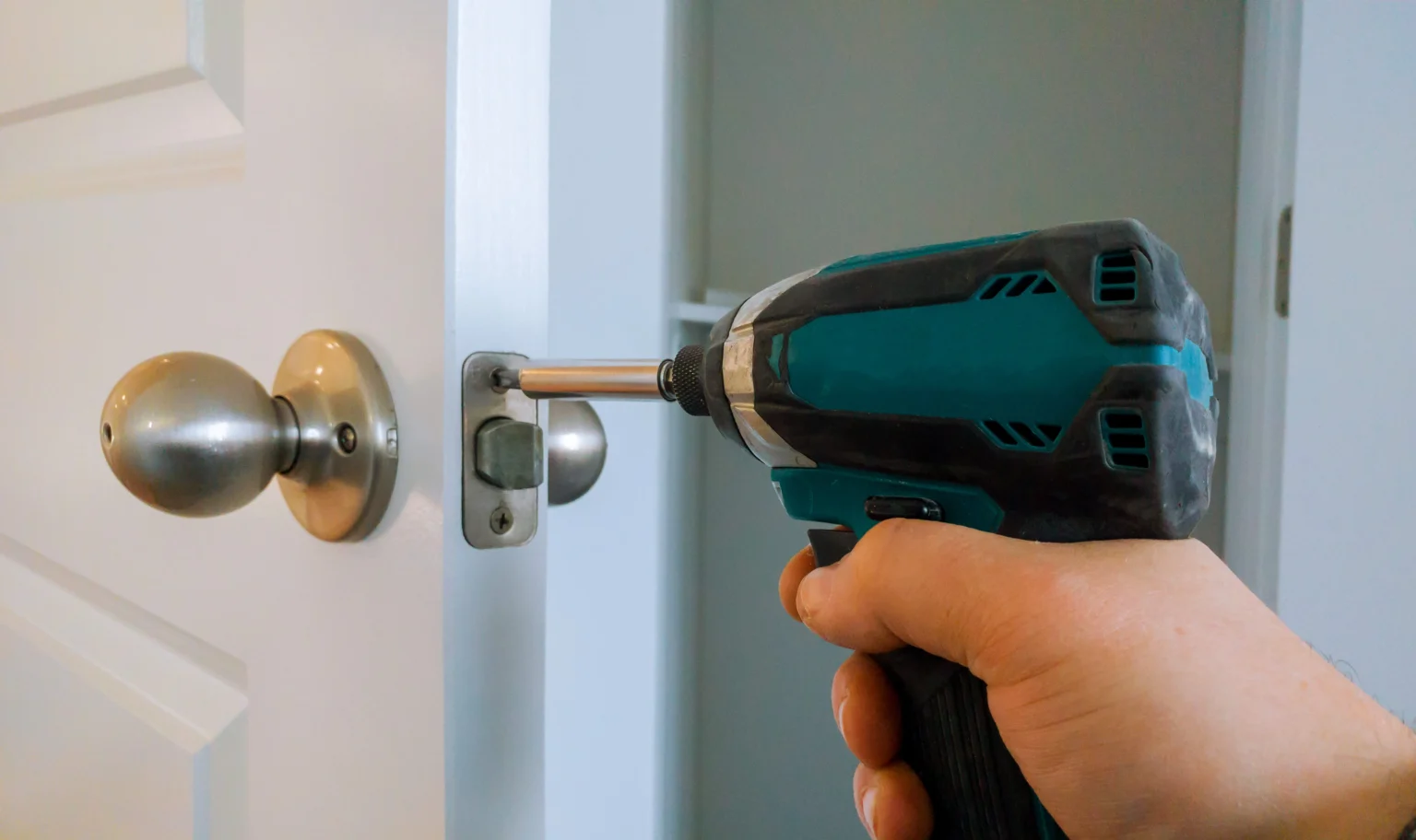 mains-reparant-une-serrure-de-porte-avec-un-tournevis