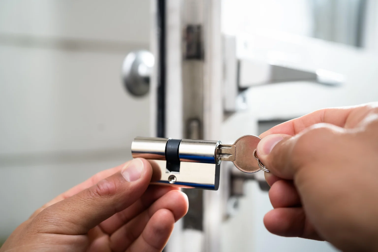 serrurier-serrure-reparation-porte-ouvrier-changement (1)